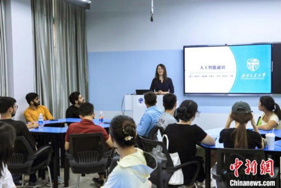9月4日，西南交大首門(mén)人工智能通識(shí)課的第一課開(kāi)講。 中新社記者 王磊 攝