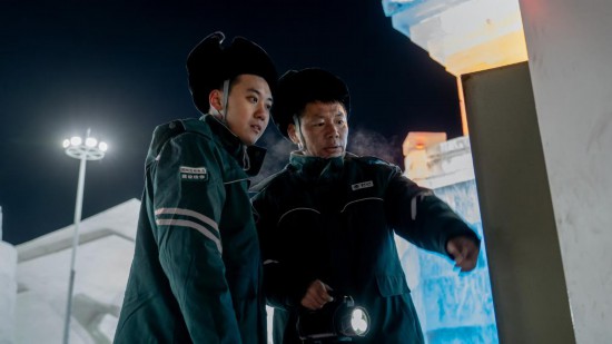 長春市冰雪新天地園區(qū)內(nèi)，長春市雙陽區(qū)供電公司工作人員正在檢查低壓配電箱。新華社記者 段續(xù) 攝