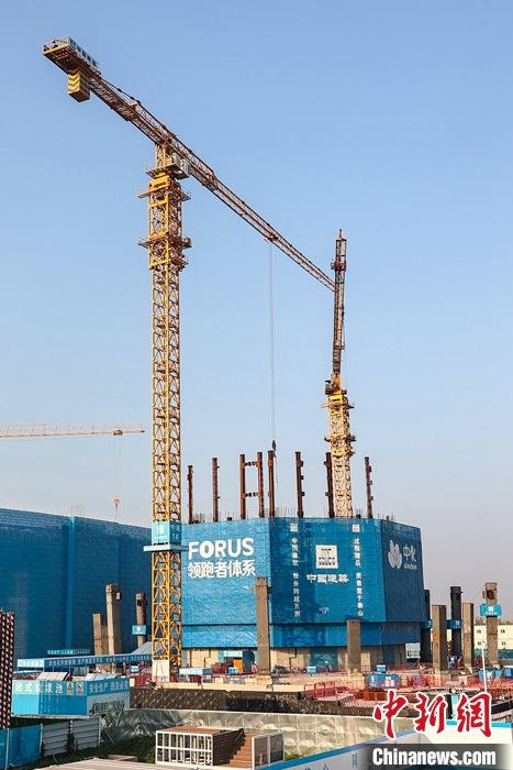 從完成頂層設(shè)計(jì)到如火如荼大規(guī)模建設(shè)，六年來(lái)，雄安新區(qū)如春天的竹子一般拔節(jié)生長(zhǎng)，這座承載千年大計(jì)的“未來(lái)之城”已雄姿初顯。從“一張白紙”開(kāi)始著墨，如今的雄安新區(qū)已是濃墨重彩的“山水畫(huà)”。<a target='_blank' href='/'>中新社</a>記者近日走訪(fǎng)了雄安新區(qū)多地，從“藍(lán)綠金”三色感受這座“未來(lái)之城”的巨大變化。圖為7月19日，河北雄安新區(qū)，中國(guó)中化總部基地項(xiàng)目施工現(xiàn)場(chǎng)。 <a target='_blank' href='/'>中新社</a>記者 易海菲 攝