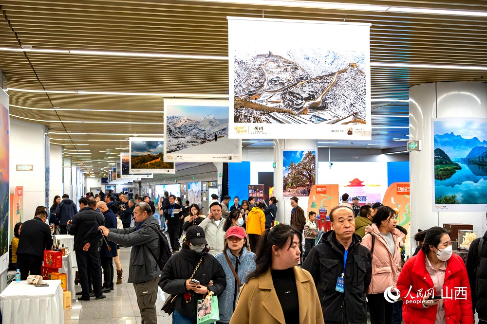“相約忻州·盡享冬韻”暨“乘地鐵游山西”主題攝影展（忻州）在太原地鐵長(zhǎng)風(fēng)街站啟幕。