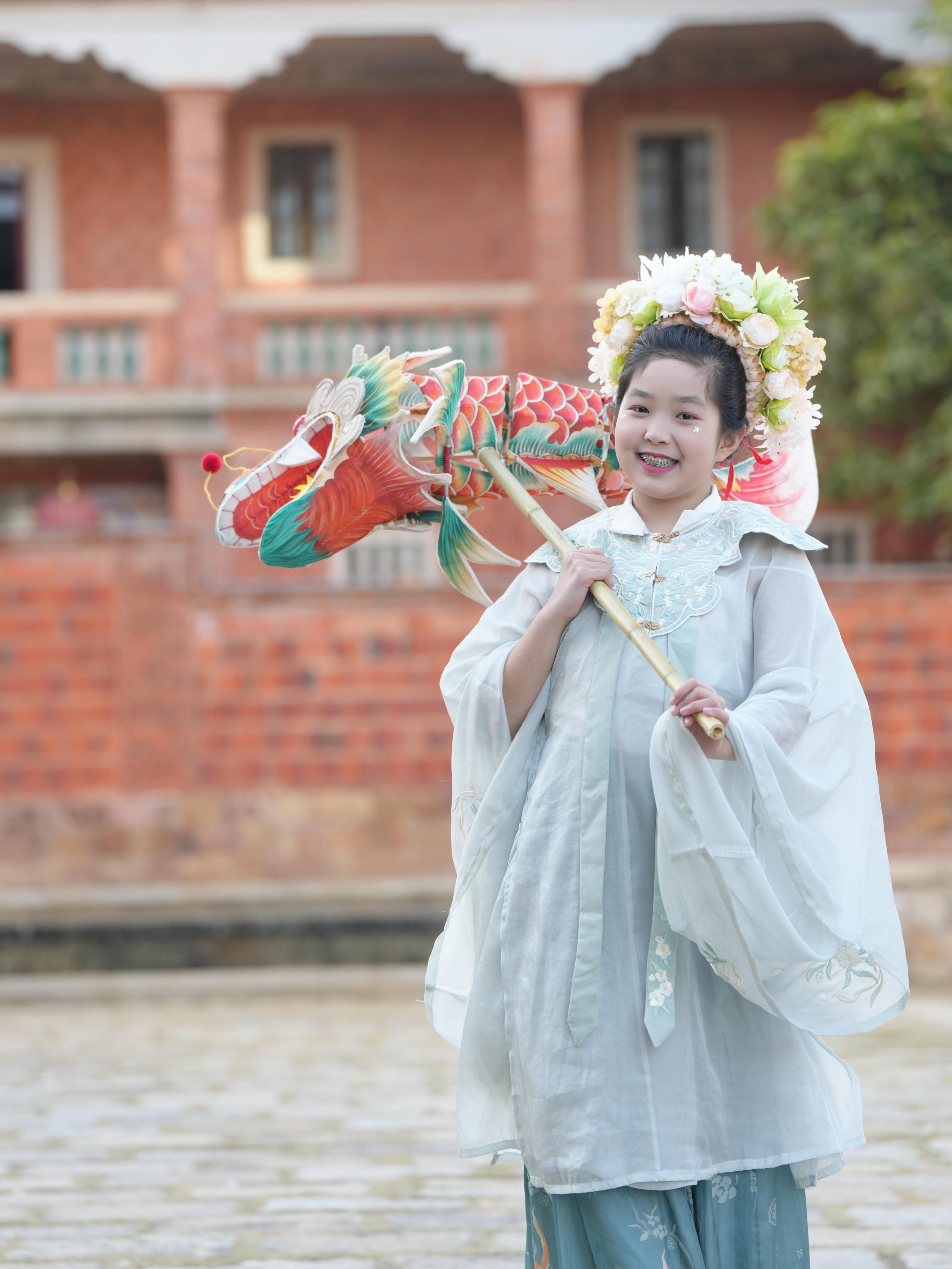 在泉州，沈女士為女兒拍下頭戴簪花的照片。受訪者供圖