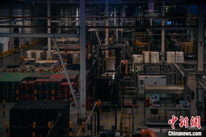 基地依托數字技術打造“黑燈工廠”。　李南軒 攝