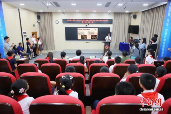 廣州中醫(yī)藥大學副校長、廣東省中醫(yī)院院長張忠德向?qū)W生講述“抗戰(zhàn)中的中醫(yī)藥”。吳遠團 攝