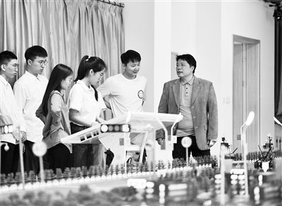 圖為天津大學(xué)智能與計算學(xué)部教師在沙盤教室內(nèi)給學(xué)生講授智能駕駛等方面的內(nèi)容。 新華社記者 趙子碩攝