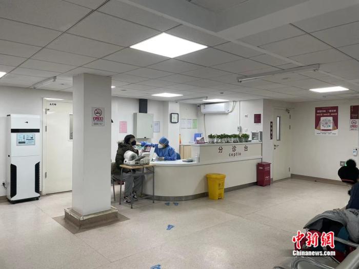 一名患者在醫(yī)院發(fā)熱門診區(qū)就診 韋香惠 攝