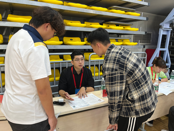 招聘會(huì)上，老師為畢業(yè)生開展就業(yè)指導(dǎo)。校方供圖