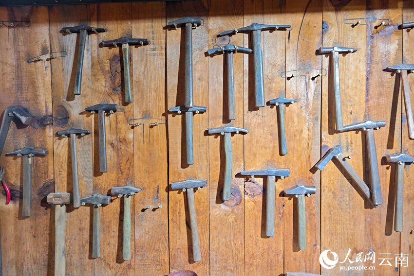 新華村銀器加工作坊里的小錘。人民網(wǎng)記者 符皓攝 新華村銀器加工作坊里的小錘。人民網(wǎng)記者 符皓攝