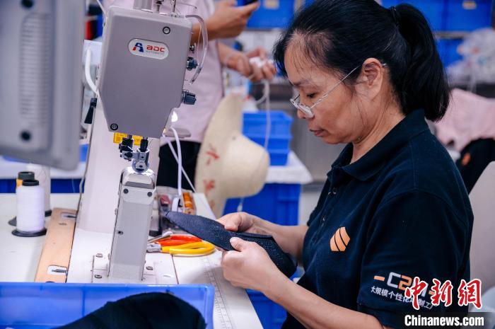 圖為員工在生產(chǎn)線工作?！±钅宪?攝