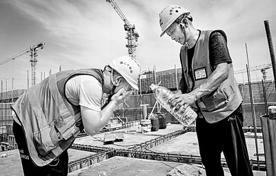 近日，多地迎來高溫天氣，圖為中鐵十二局工人在河北雄安新區(qū)大河片區(qū)安置房項(xiàng)目建設(shè)現(xiàn)場(chǎng)洗臉解暑。 新華社發(fā)