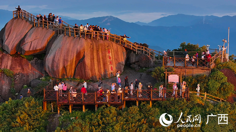 游客在觀賞日出。人民網 雷琦竣攝