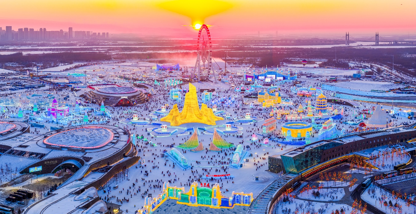 哈爾濱冰雪大世界迎來(lái)“開(kāi)門(mén)紅”。人民網(wǎng)記者 蘇靖剛攝