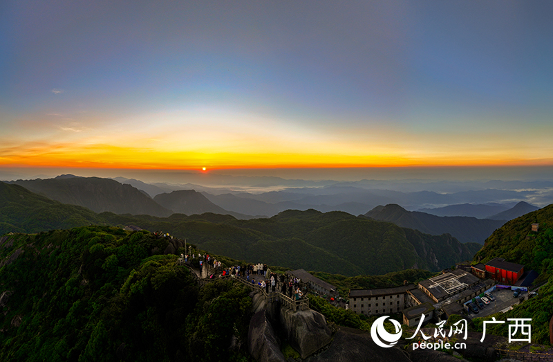 紅日破云而出。人民網 雷琦竣攝