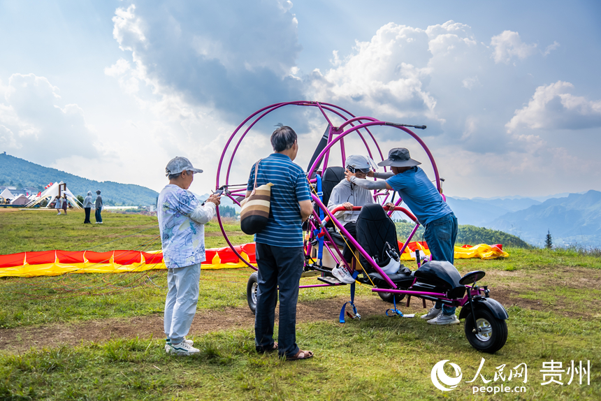游客在野玉海飛行營(yíng)地解鎖山地新玩法。人民網(wǎng)記者 涂敏攝