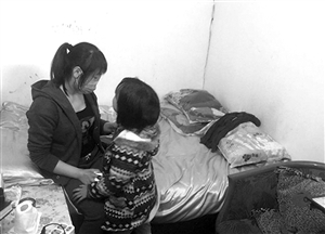 小梅現(xiàn)在只身帶著女兒，生活困難 圖片來源：溫州網(wǎng)