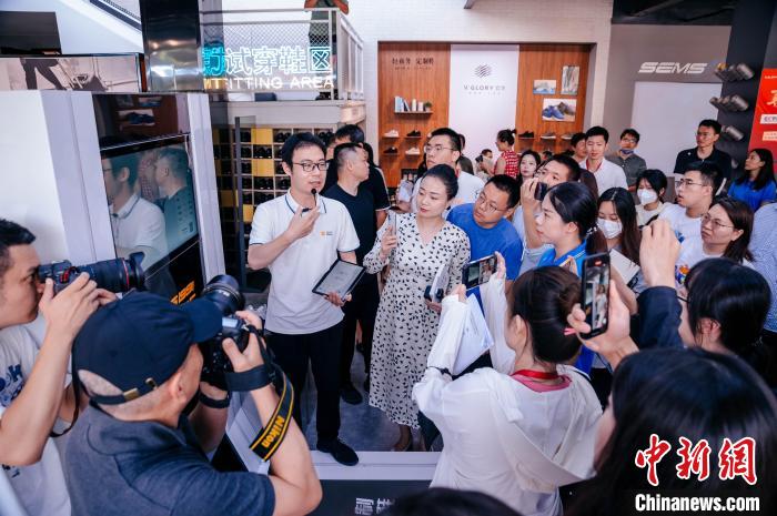 定制示范工廠可從腳型測量儀采集數(shù)據(jù)，按需進行“私人訂制”?！±钅宪?攝