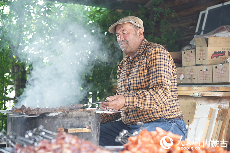 孫金花家庭小院內(nèi)，正在烤制肉串。人民網(wǎng)記者 李睿攝