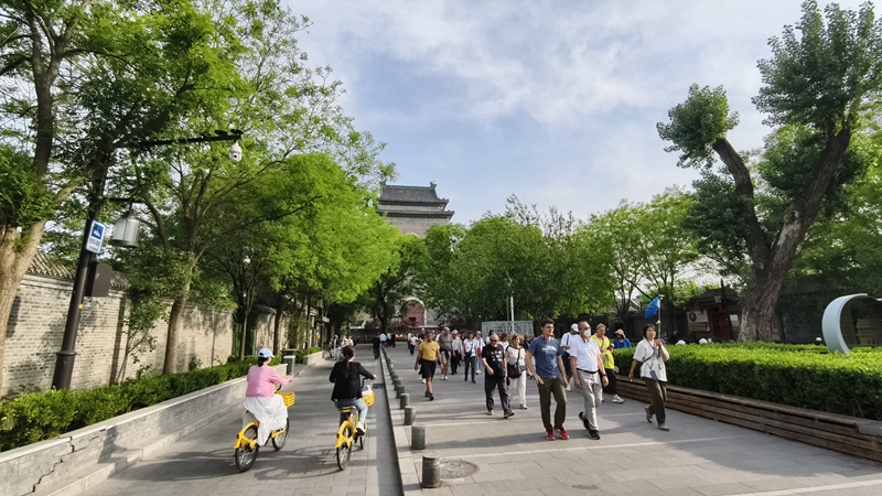 外國游客游覽北京鼓樓。人民網(wǎng)記者 李楠樺攝