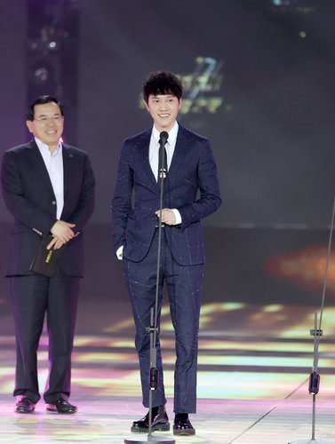 馮紹峰上臺領(lǐng)獎(jiǎng)