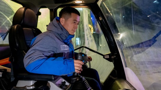 吉林市松花湖滑雪度假區(qū)內(nèi)，工作人員正駕駛壓雪車平整雪道。新華社記者 唐成卓 攝