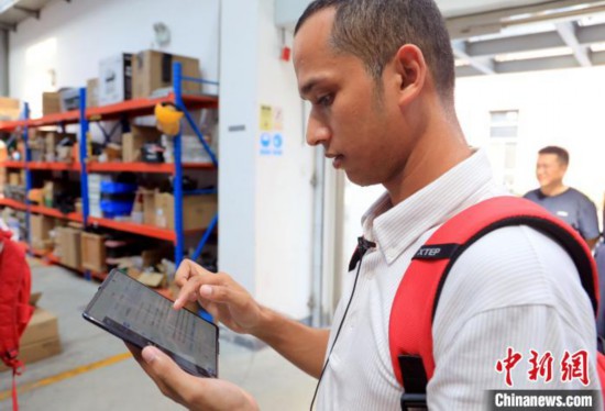 4日下午，西南交通大學(xué)孟加拉國(guó)留學(xué)生Zahidul Alam正借助“AI學(xué)伴”學(xué)習(xí)AI。 中新社記者 王磊 攝