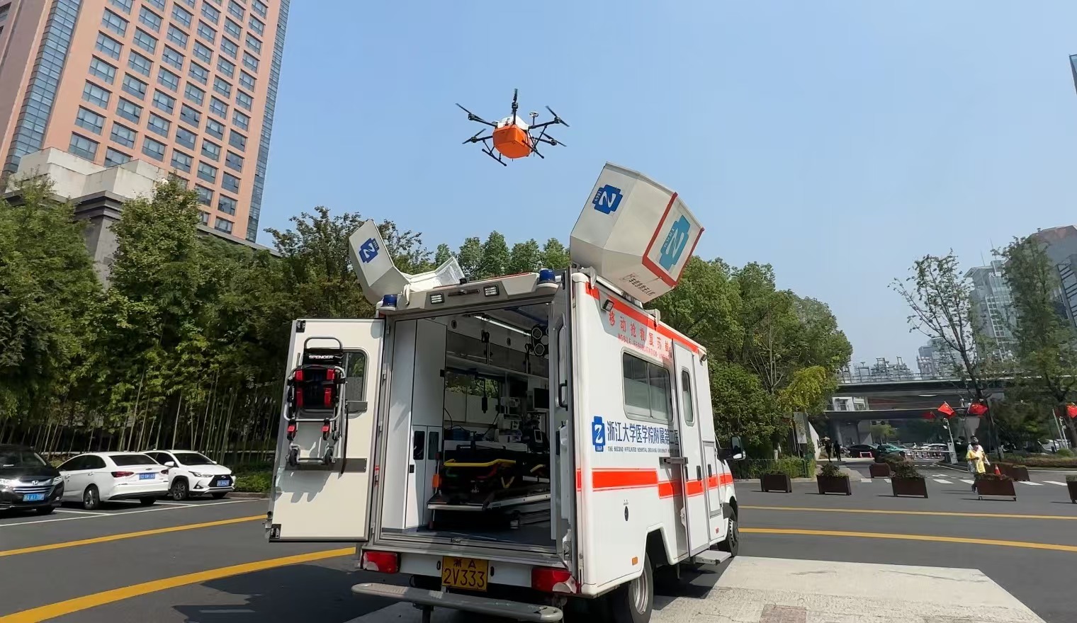 浙江大學(xué)醫(yī)學(xué)院附屬第二醫(yī)院5G急救車搭載的無人機(jī)正在起飛。人民網(wǎng)記者 申佳平攝