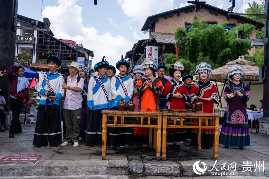 海坪文化小鎮(zhèn)里熱情的彝家“攔門(mén)酒”。人民網(wǎng)記者 涂敏攝