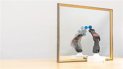  圖為機器人觀察自己在鏡子中的倒影，學(xué)習(xí)自身的形態(tài)和運動學(xué)，實現(xiàn)自主模擬。圖片來源：美國哥倫比亞大學(xué)