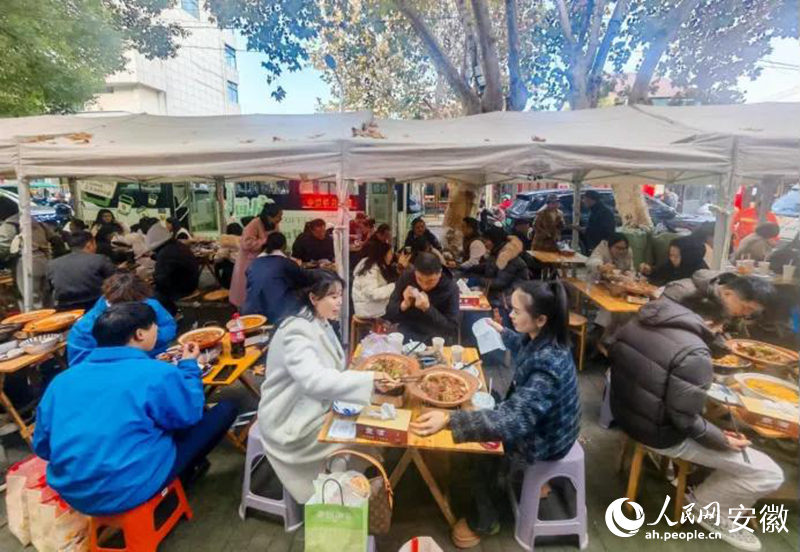 迎春街上，游客們品嘗廣德燉鍋。人民網(wǎng)記者 王銳攝