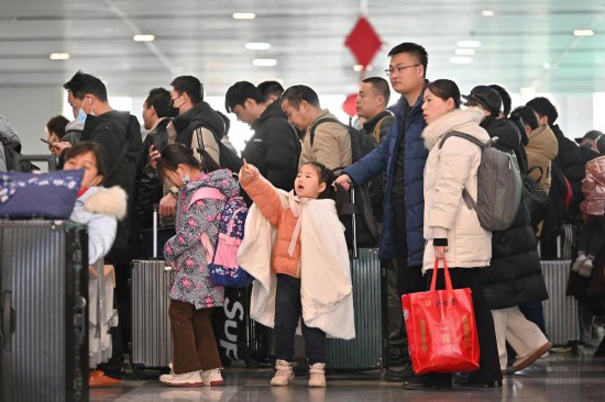 2月3日，家長(zhǎng)帶領(lǐng)小朋友在北京豐臺(tái)站排隊(duì)檢票。新華社記者 宋為偉 攝