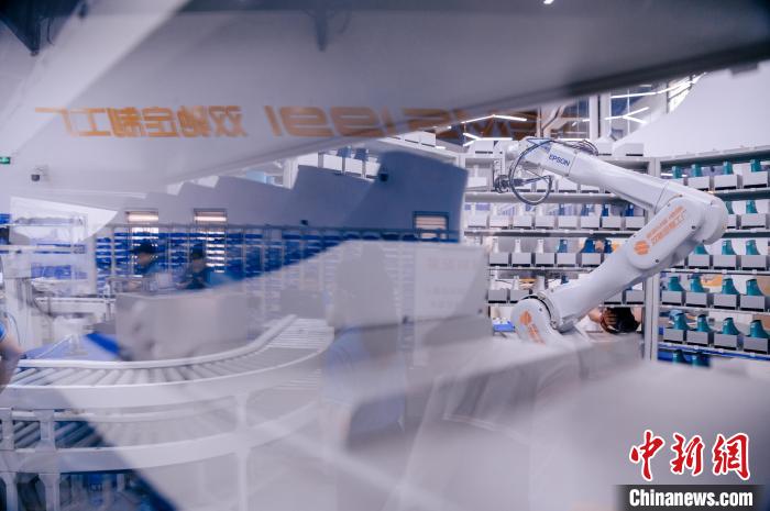 最快一個多小時，“私人訂制”的鞋子就能完成生產(chǎn)?！±钅宪?攝