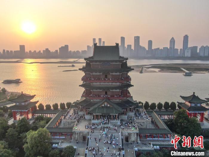 圖為航拍落日時分的滕王閣，風(fēng)景壯美，眾多游客在滕王閣內(nèi)游玩。劉力鑫 攝