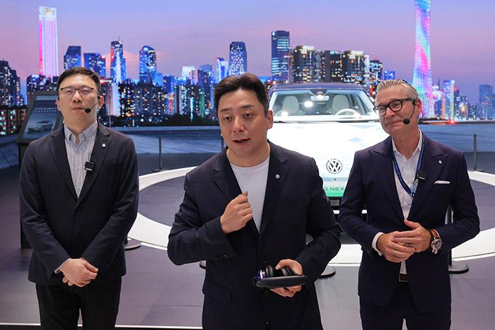 11月17日，上汽大眾汽車有限公司銷售與市場執(zhí)行副總經(jīng)理、上海上汽大眾汽車銷售有限公司總經(jīng)理俞經(jīng)民(中間)參加廣州車展展臺活動。 上汽大眾 供圖