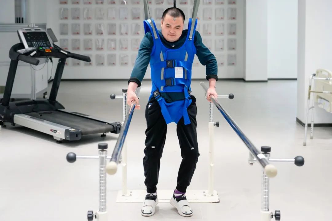 在術(shù)后第14天，患者依靠自身運(yùn)動(dòng)意圖行走。復(fù)旦大學(xué)供圖