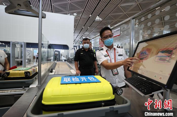 6月25日，在?？诿捞m國(guó)際機(jī)場(chǎng)T2航站樓，工作人員對(duì)完成改造的設(shè)備進(jìn)行模擬測(cè)試?！∈Y啟明 攝