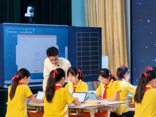 重慶科學(xué)城樹(shù)人思賢小學(xué)校教師執(zhí)教“S2C”示范課。