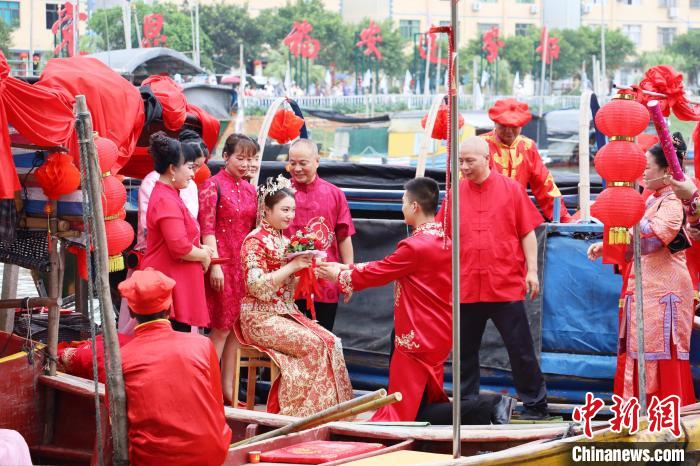 連家船民婚俗秀之迎親禮和成親禮?！×珠派?攝