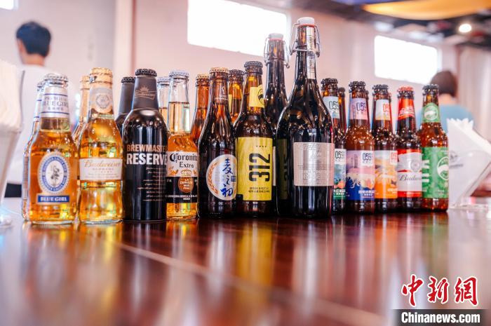 莆田基地主要生產全球旗艦品牌百威、科羅娜、貝克等啤酒，并生產雪津啤酒、雪山啤酒、藍妹啤酒等。　李南軒 攝