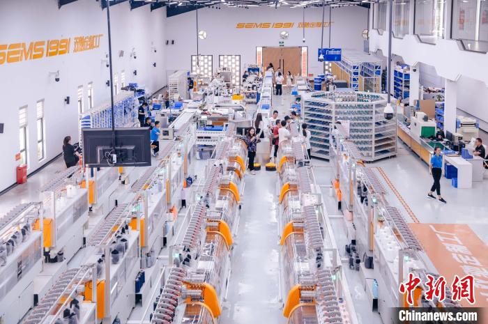 “高質(zhì)量發(fā)展調(diào)研行”主題采訪活動來到福建莆田雙馳鞋業(yè)個性化定制示范工廠?！±钅宪?攝