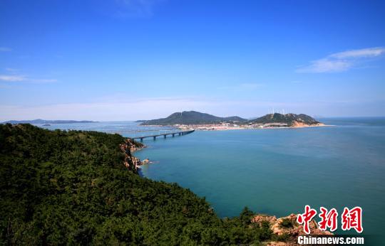 煙臺(tái)環(huán)境優(yōu)美、氣候宜人，遍布的海水浴場、濱海觀光景點(diǎn)為游艇帆船產(chǎn)業(yè)發(fā)展創(chuàng)造了條件。(資料圖) 楊兵 攝