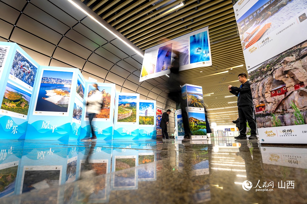 觀眾正在欣賞攝影作品。